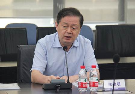 说明: F:\【资料与办公】\办公区\2.网站新闻\2019年\9月\2019.09.07 方大集团举办“高级管理人员研修班”培训\熊总(文中.jpg