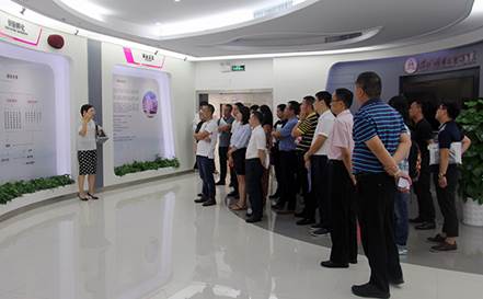 说明: F:\【资料与办公】\办公区\2.网站新闻\2019年\9月\2019.09.07 方大集团举办“高级管理人员研修班”培训\参观展厅(文中.jpg